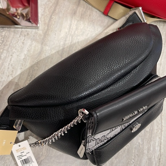 MICHAEL KORS
Maisie Large Pebbled Leather 2-in-1 Sling Pack
Black 
NWT - Picture 11 of 16